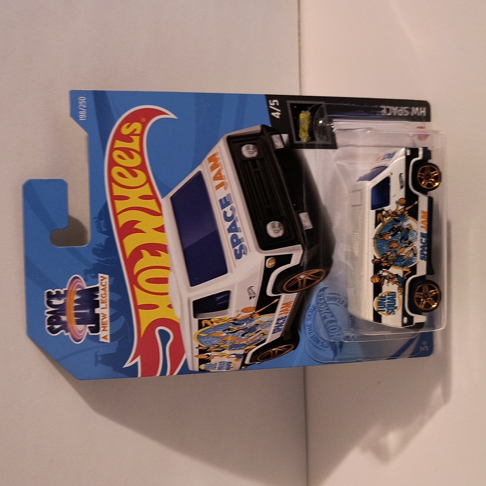 D1 Hot Wheels 70s Van Space Jam - Picture 1 of 3